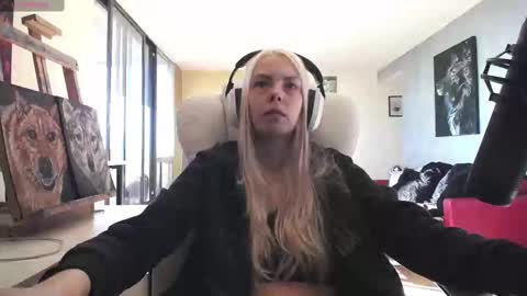 Snapshot of tinykylie chatting on September 20, 8:10 pm stage Kylie Sinner brand CLITBAIT online show from September 20, 8:10 pm