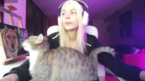 Snapshot of tinykylie chatting on September 23, 12:35 am stage Kylie Sinner brand CLITBAIT online show from September 23, 12:35 am