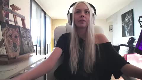 Snapshot of tinykylie chatting on September 25, 11:14 am stage Kylie Sinner brand CLITBAIT online show from September 25, 11:14 am