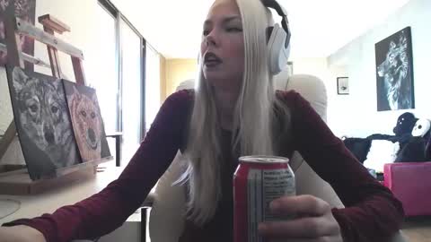Snapshot of tinykylie chatting on September 27, 5:18 pm stage Kylie Sinner brand CLITBAIT online show from September 27, 5:18 pm