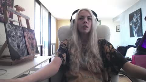 Snapshot of tinykylie chatting on September 30, 4:01 pm stage Kylie Sinner brand CLITBAIT online show from September 30, 4:01 pm