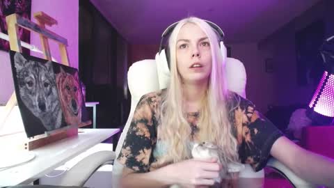 Snapshot of tinykylie chatting on October 1, 4:07 am stage Kylie Sinner brand CLITBAIT online show from October 1, 4:07 am