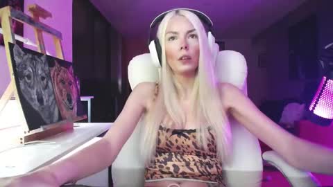 Snapshot of tinykylie chatting on October 2, 5:03 am stage Kylie Sinner brand CLITBAIT online show from October 2, 5:03 am
