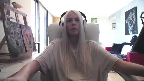 Snapshot of tinykylie chatting on October 2, 5:09 pm stage Kylie Sinner brand CLITBAIT online show from October 2, 5:09 pm