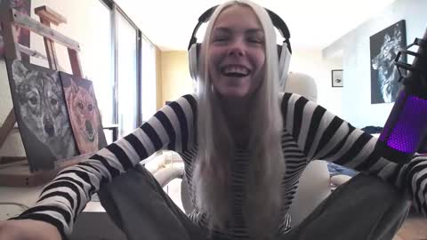 Snapshot of tinykylie chatting on October 3, 4:48 pm stage Kylie Sinner brand CLITBAIT online show from October 3, 4:48 pm