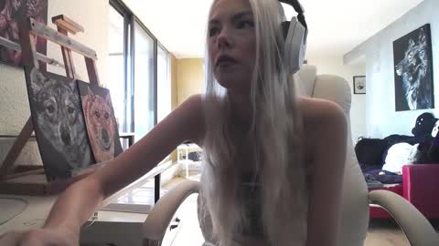 Snapshot of tinykylie chatting on October 6, 6:16 pm stage Kylie Sinner brand CLITBAIT online show from October 6, 6:16 pm