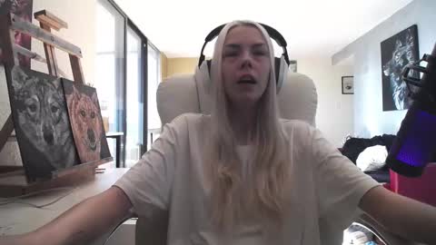 Snapshot of tinykylie chatting on October 9, 6:28 pm stage Kylie Sinner brand CLITBAIT online show from October 9, 6:28 pm