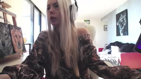 Snapshot of tinykylie chatting on October 10, 7:35 pm stage Kylie Sinner brand CLITBAIT online show from October 10, 7:35 pm