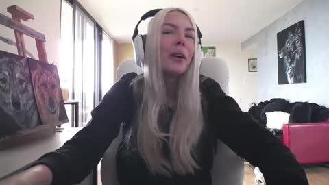 Snapshot of tinykylie chatting on October 12, 8:19 pm stage Kylie Sinner brand CLITBAIT online show from October 12, 8:19 pm