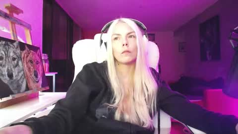 Snapshot of tinykylie chatting on October 13, 8:25 am stage Kylie Sinner brand CLITBAIT online show from October 13, 8:25 am
