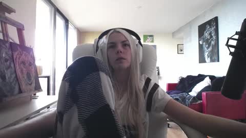 Snapshot of tinykylie chatting on October 14, 1:12 pm stage Kylie Sinner brand CLITBAIT online show from October 14, 1:12 pm