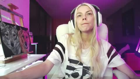 Snapshot of tinykylie chatting on October 15, 7:19 am stage Kylie Sinner brand CLITBAIT online show from October 15, 7:19 am