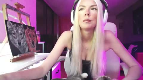 Snapshot of tinykylie chatting on October 16, 7:31 am stage Kylie Sinner brand CLITBAIT online show from October 16, 7:31 am