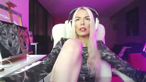 Snapshot of tinykylie chatting on October 18, 7:31 am stage Kylie Sinner brand CLITBAIT online show from October 18, 7:31 am