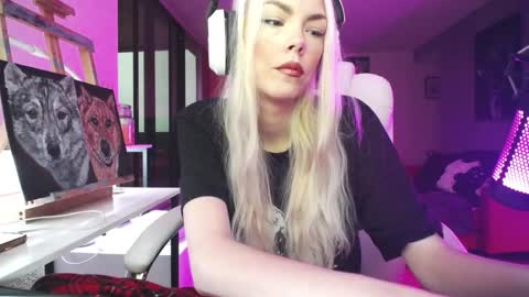 Snapshot of tinykylie chatting on October 19, 10:16 am stage Kylie Sinner brand CLITBAIT online show from October 19, 10:16 am