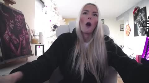 stage Kylie Sinner  brand CLITBAIT online show from December 17, 8:26 pm