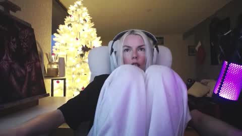 stage Kylie Sinner  brand CLITBAIT online show from December 19, 8:49 pm