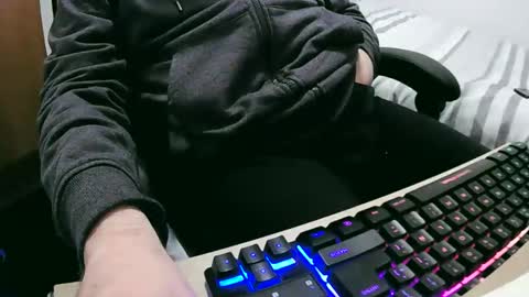 Snapshot of tolon408472 chatting on February 2, 12:30 am tolon408472 online show from February 2, 12:30 am