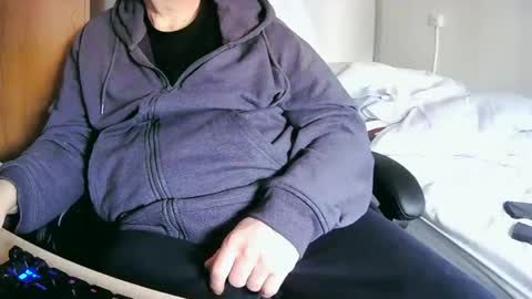 Snapshot of tolon408472 chatting on February 19, 12:33 pm tolon408472 online show from February 19, 12:33 pm