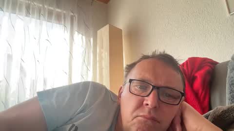 Snapshot of tom6644 chatting on March 8, 8:22 am Tom online show from March 8, 8:22 am