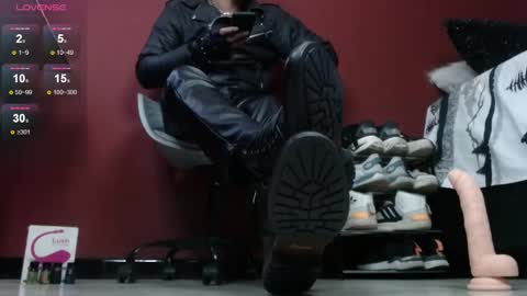 Snapshot of tom_brown12 chatting on December 5, 12:00 pm Tom online show from December 5, 12:00 pm