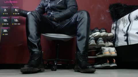 Snapshot of tom_brown12 chatting on December 9, 11:15 am Tom online show from December 9, 11:15 am