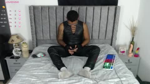 Snapshot of tom_brown12 chatting on December 13, 10:23 pm Tom online show from December 13, 10:23 pm