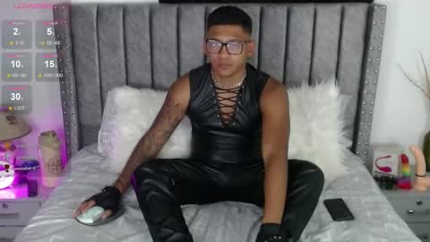 Snapshot of tom_brown12 chatting on December 17, 1:07 am Tom online show from December 17, 1:07 am