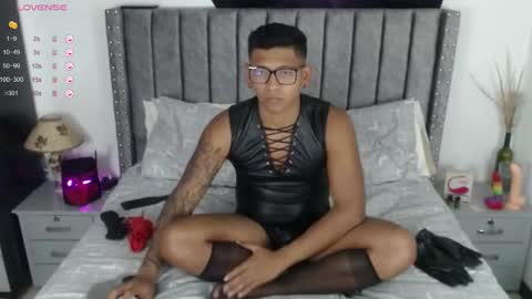 Snapshot of tom_brown12 chatting on December 21, 7:38 pm Tom online show from December 21, 7:38 pm