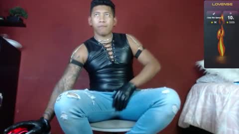 Snapshot of tom_brown12 chatting on February 19, 2:33 am Tom online show from February 19, 2:33 am