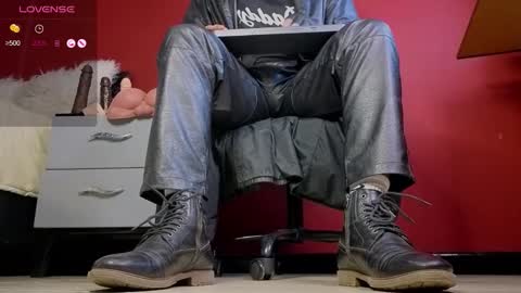 Snapshot of tom_brown12 chatting on November 6, 1:39 am Tom online show from November 6, 1:39 am