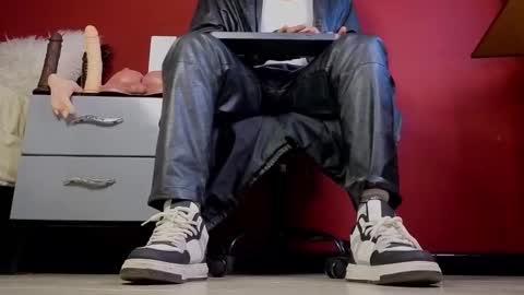 Snapshot of tom_brown12 chatting on November 7, 12:54 am Tom online show from November 7, 12:54 am