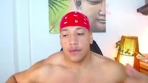 Snapshot of tom_muscle1 chatting on December 17, 12:54 pm Tom muscle1 online show from December 17, 12:54 pm