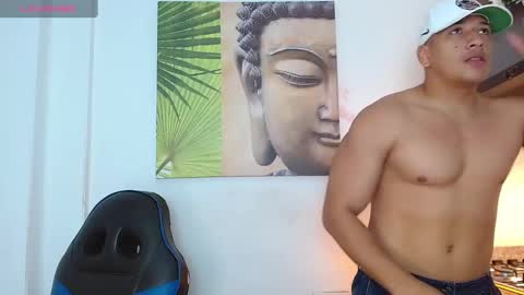 Snapshot of tom_muscle1 chatting on January 8, 3:17 pm Tom muscle1 online show from January 8, 3:17 pm