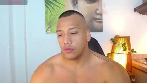 Snapshot of tom_muscle1 chatting on January 11, 3:42 pm Tom muscle1 online show from January 11, 3:42 pm