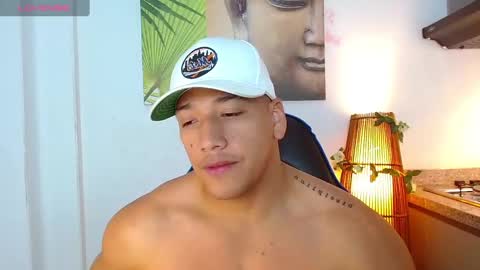 Snapshot of tom_muscle1 chatting on January 21, 3:43 pm Tom muscle1 online show from January 21, 3:43 pm