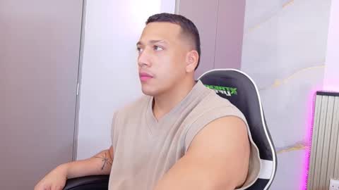 Tom muscle1 online show from October 25, 8:03 pm