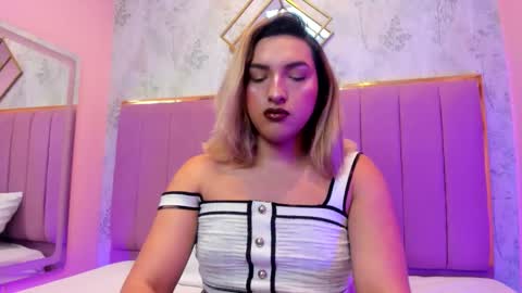 Snapshot of tomlondon_ chatting on December 2, 11:59 am online show from December 2, 11:59 am