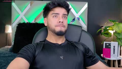 Snapshot of tommiduboiss chatting on November 27, 4:14 am Tommy Dubois online show from November 27, 4:14 am