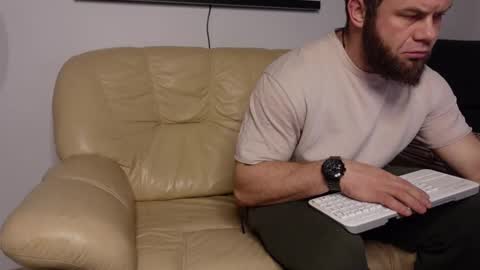 Snapshot of tommy_burnzzz chatting on December 18, 3:15 am tommy burnzzz online show from December 18, 3:15 am