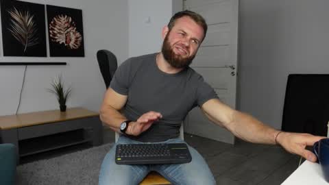 Snapshot of tommy_burnzzz chatting on October 8, 6:33 am tommy burnzzz online show from October 8, 6:33 am