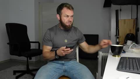 Snapshot of tommy_burnzzz chatting on October 9, 6:44 am tommy burnzzz online show from October 9, 6:44 am