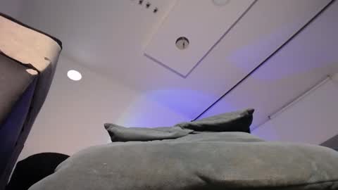   Thomas    online show from January 18, 11:43 am