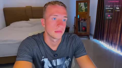 Snapshot of tommy_cumfinger chatting on September 25, 12:36 am Tommy online show from September 25, 12:36 am