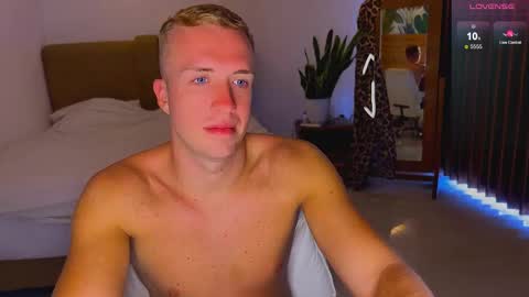 Snapshot of tommy_cumfinger chatting on December 4, 4:44 am Tommy online show from December 4, 4:44 am