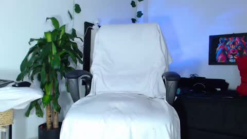 Snapshot of tommy_hotguy chatting on December 11, 2:09 am tommy online show from December 11, 2:09 am