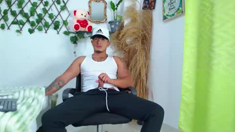 Snapshot of tommy_hotguy chatting on October 2, 6:37 pm tommy online show from October 2, 6:37 pm