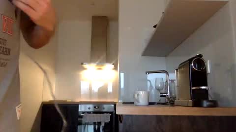 Snapshot of tommyx01 chatting on February 6, 7:24 am Thomas Fit online show from February 6, 7:24 am
