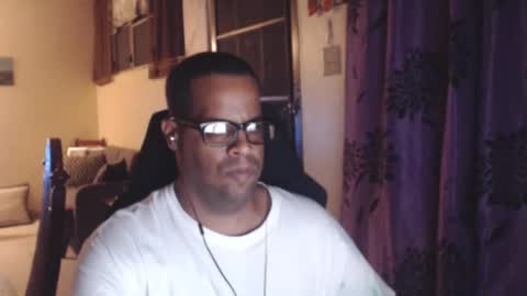 Snapshot of toni2814 chatting on November 16, 2:06 am Antonio online show from November 16, 2:06 am