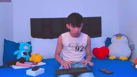 Snapshot of tonny_twink_ chatting on March 5, 6:54 am Tonny online show from March 5, 6:54 am